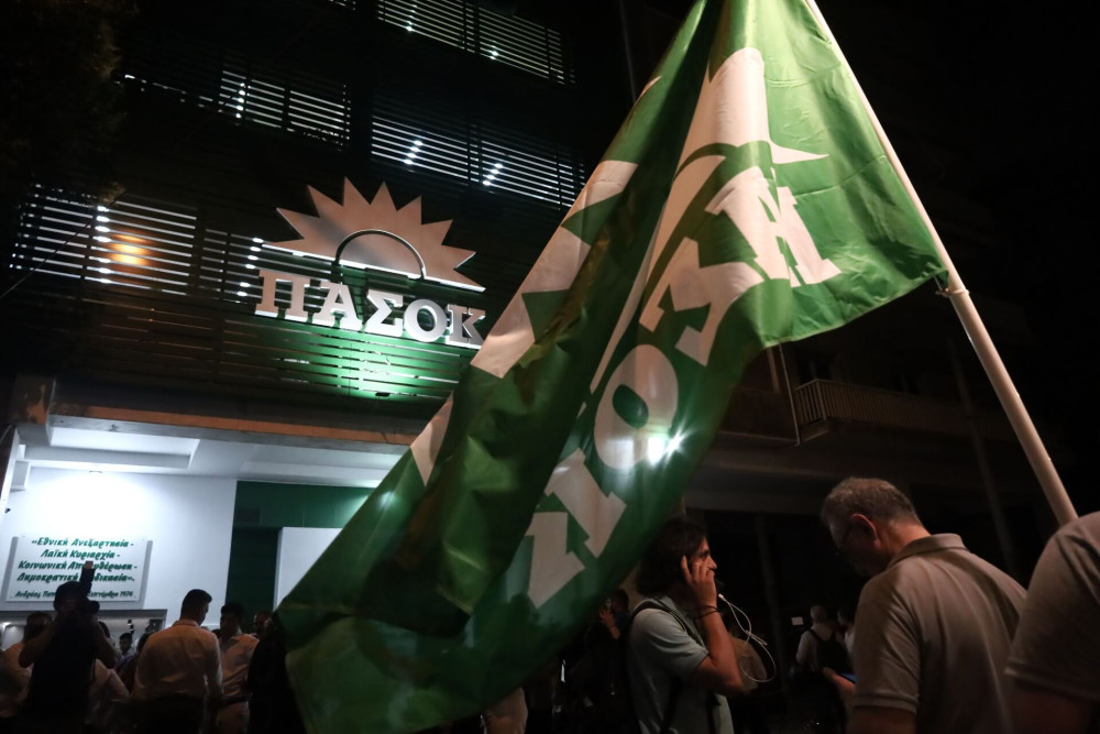 Μόνο το ΠΑΣΟΚ… μπορεί: με ρητορική δεκαετίας του 1980 και σύνθημα το «Τσοβόλα, δώσ’ τα όλα»