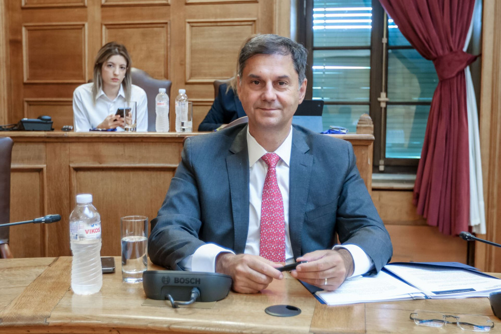 Χάρης Θεοχάρης: τι απαντά στους δικηγόρους για τη φορολόγηση των ελεύθερων επαγγελματιών