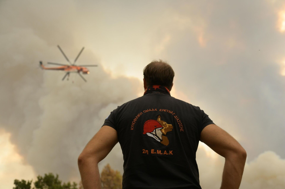 Καπνός και ανησυχία στη Θεσσαλονίκη – Δεν σβήνει η πυρκαγιά στη Σίνδο
