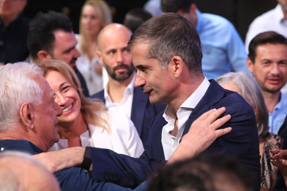 Η Ακρίτα… «φλερτάρει» τον Μπακογιάννη!