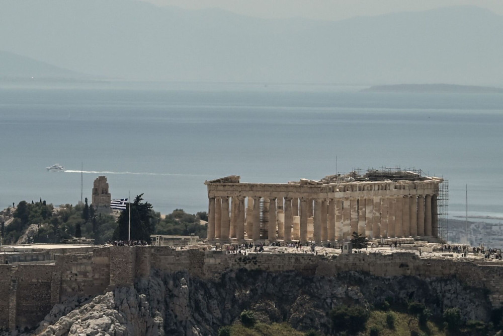 Επενδυτική βαθμίδα: τι σημαίνει για την Ελλάδα η αναβάθμιση από τη Moody's σε Ba1