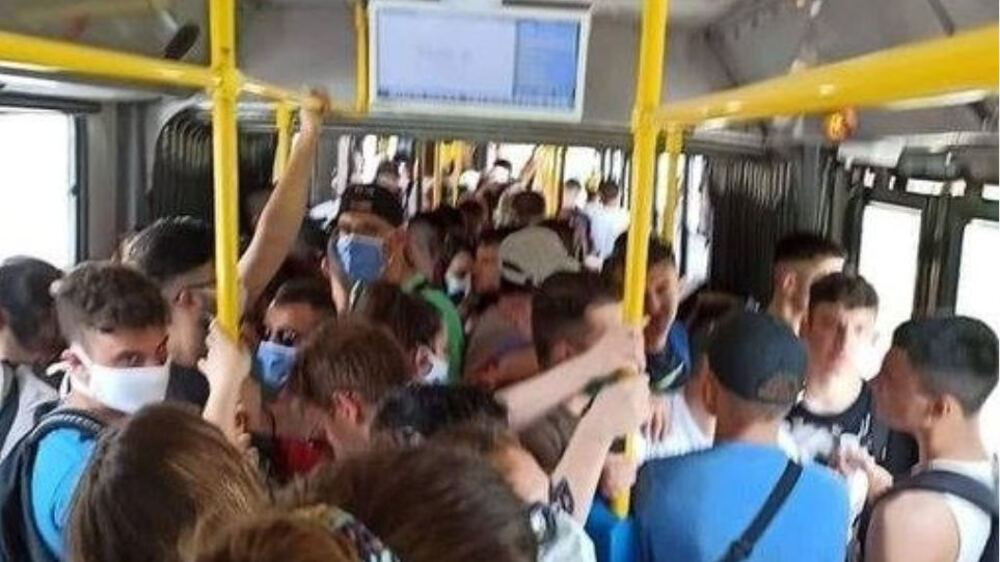 Φωτό: Πατείς με πατώ σε στο λεωφορείο Ελληνικό-Σαρωνίδα!