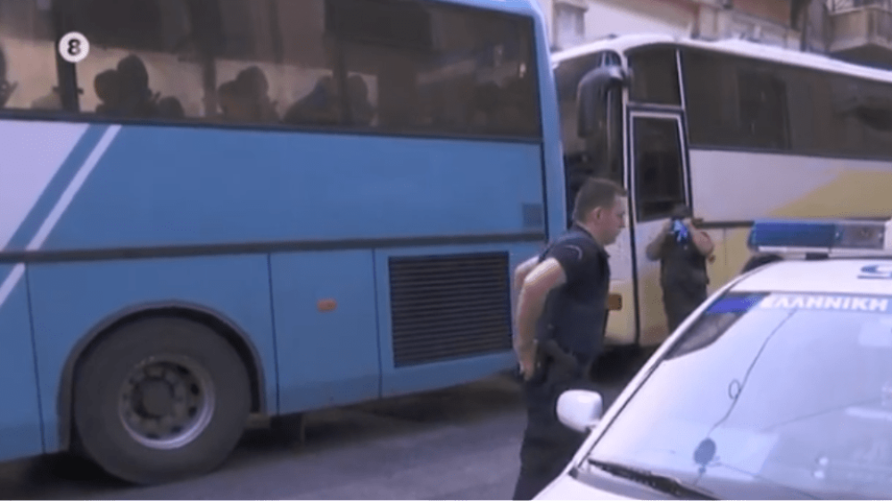 Σε εξέλιξη επιχείρηση της αστυνομίας στα Εξάρχεια – Μπαράζ εμπρησμών στην Αττική