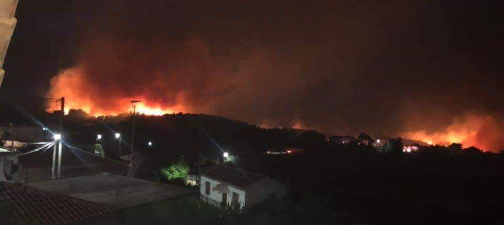 Δύσκολη νύχτα για τη Ζάκυνθο: Πυρκαγιά στις Μαριές (pics&vid)