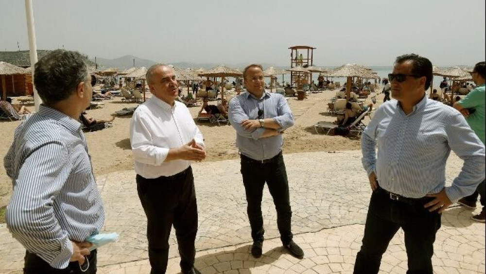 Αυτοψία Γεωργιάδη σε οργανωμένες πλαζ: “‘Ολα πηγαίνουν ρολόι” (vid)