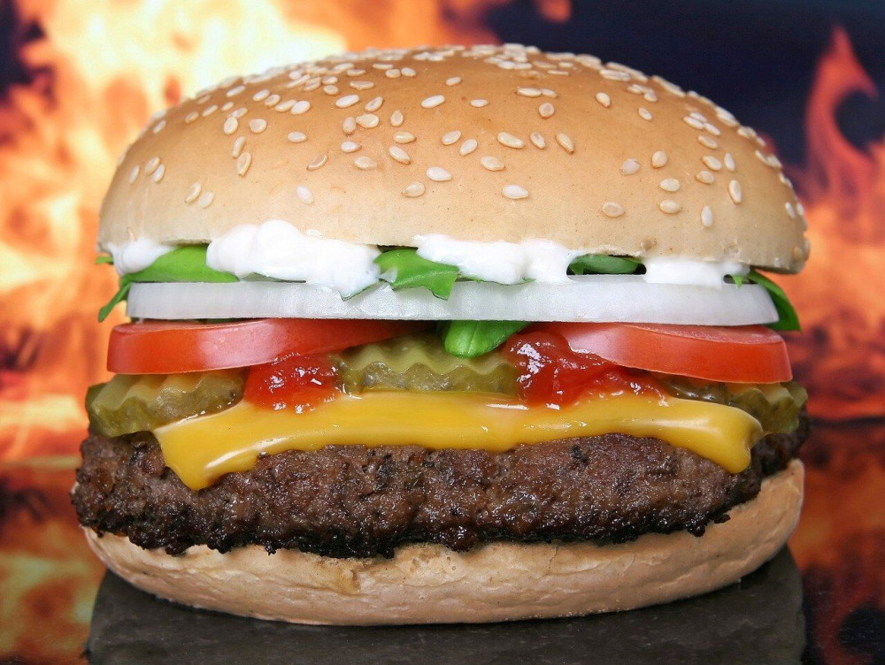 Ξεχάστε το cheeseburger που γνωρίζατε: Η ΕΕ αλλάζει τη συνταγή!