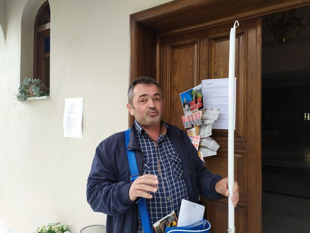 Τρικαλινός θαυμαστής του Μητσοτάκη άναψε λαμπάδα ίσα με το μπόι του! (βίντεο)