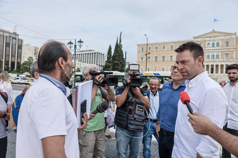"Πάγωσε" η παρέα Κασσελάκη από τα πρώτα γκάλοπ