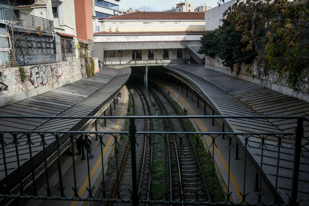 Μοναστηράκι: ακροδεξιοί επιχείρησαν να βάλουν φωτιά σε βαγόνι του ΗΣΑΠ - Φώναζαν «καψ' τους»