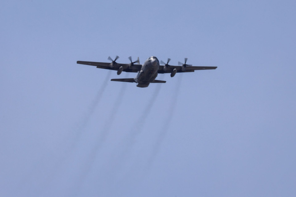 Αναχώρησε το ελληνικό C-130 με ανθρωπιστική βοήθεια για τη Γάζα