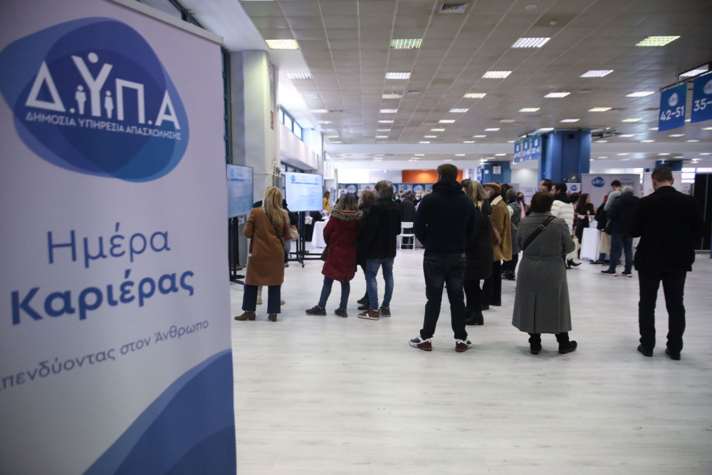 Μείωση της ανεργίας κατά 59% σε επτά χρόνια