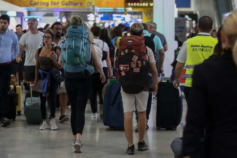ΕΛΣΤΑΤ: αύξηση 4,7% στα ταξίδια Ελλήνων για διακοπές – Δεκαετές ρεκόρ το 2024