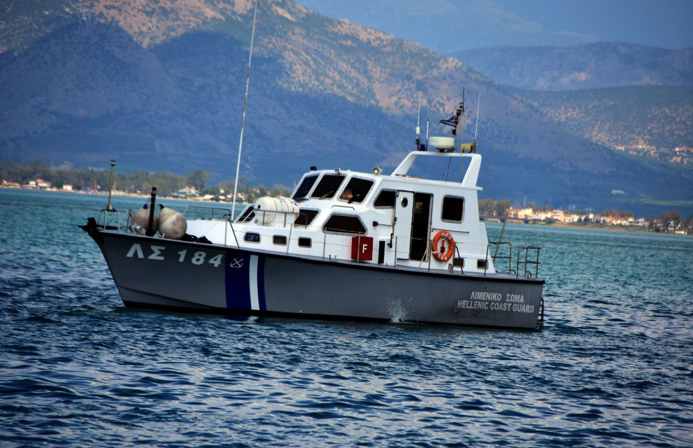 Πλοίο προσέκρουσε στο λιμάνι της Νάξου - Εγκλωβισμένοι οι επιβάτες