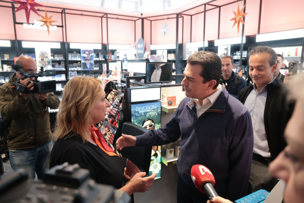 Στην Ερμού ο Σκρέκας για την Black Friday: Με τιμοληψίες διασφαλίζουμε πραγματικές εκπτώσεις