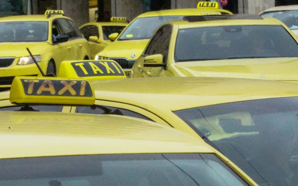 Υποχρεωτική  σήμανση σε όλα τα ταξί για την αποδοχή πληρωμών με κάρτα