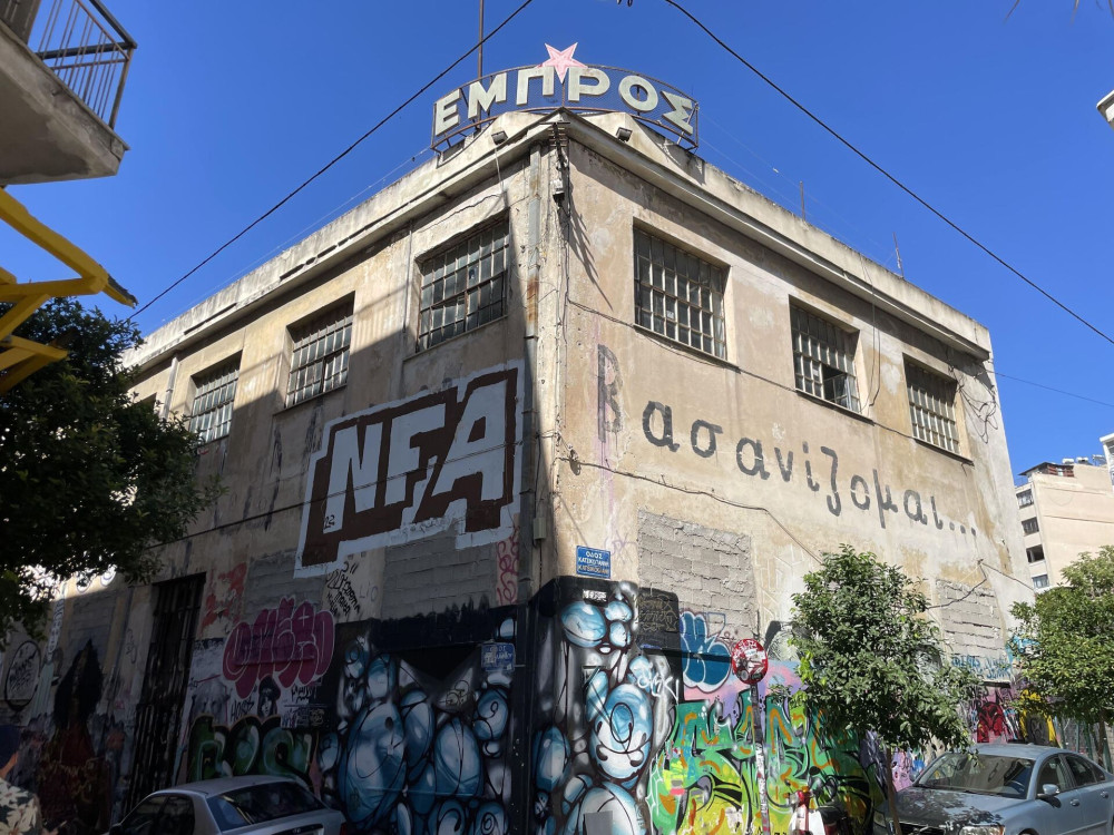 «Αθήνα Ψηλά» κατά διοίκησης Δούκα: Εγκαταλείπει το θέατρο Εμπρός