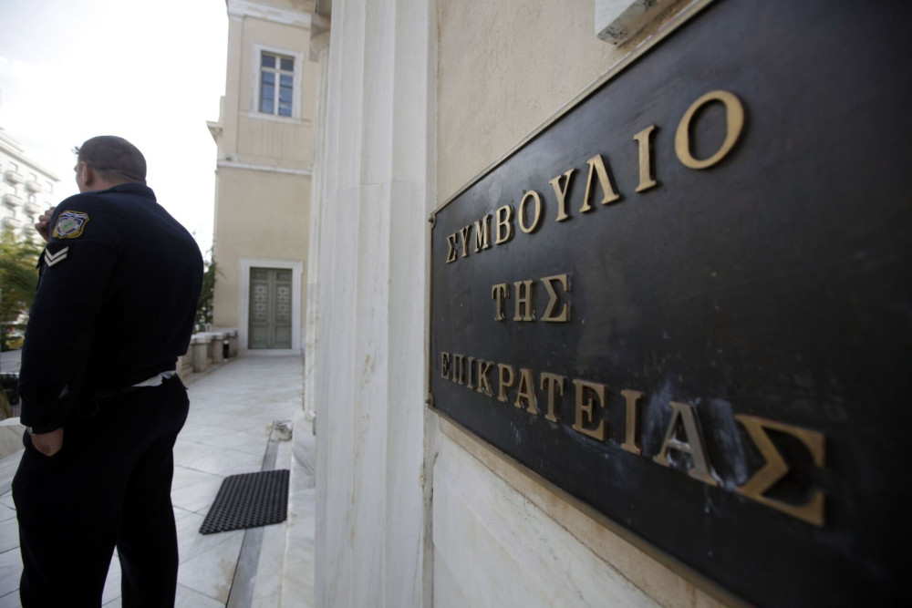ΣτΕ: στο πλευρό της συζύγου του Άκη Σκέρτσου μετά την επίθεση από τη Ζωή Κωνσταντοπούλου