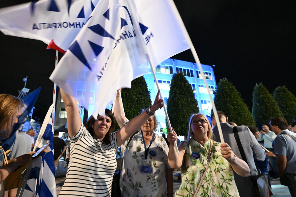 Δημοσκόπηση Interview: σταθερό προβάδισμα της Νέας Δημοκρατίας με 17,2%
