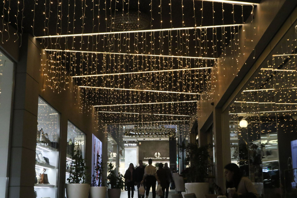 Αρχίζει αύριο το εορταστικό ωράριο - Ανοικτά τις Κυριακές τα εμπορικά καταστήματα