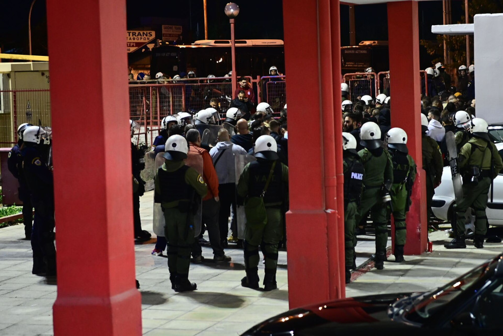 Ρέντη: μαζικές προσαγωγές για τα επεισόδια - Διασωληνωμένος ο αστυνομικός