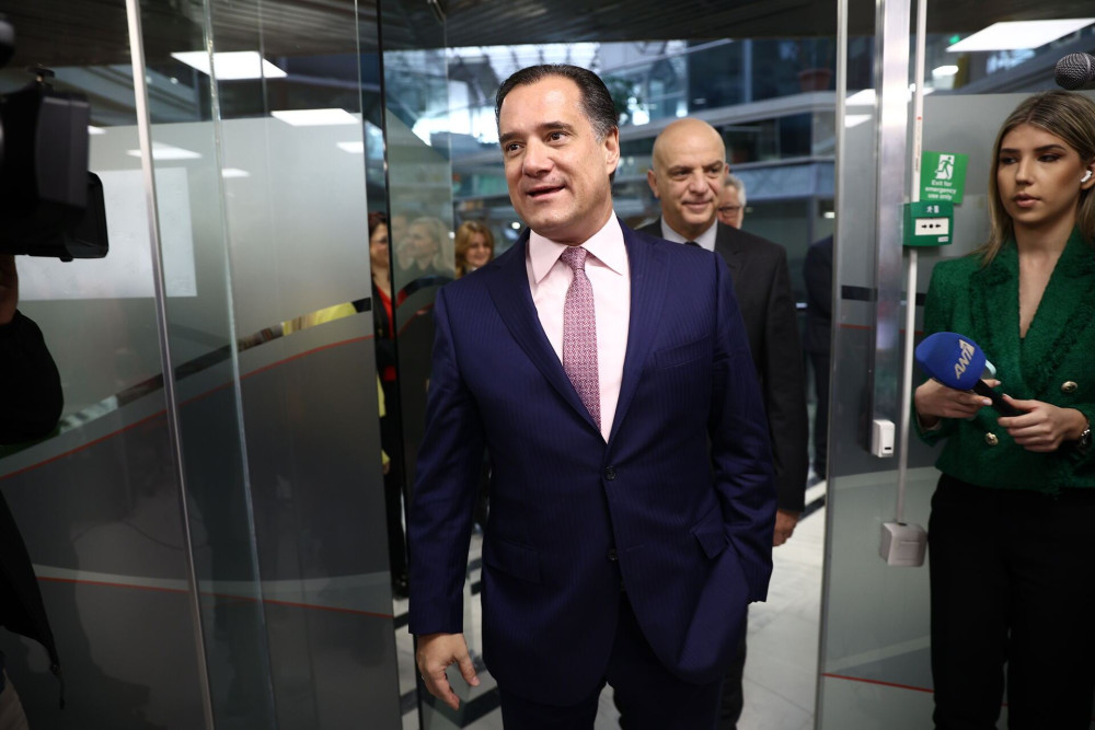 Ο Άδωνις κατατροπώνει τον Μιθριδάτη που δεν γνωρίζει ούτε το εορταστικό ωράριο των καταστημάτων!