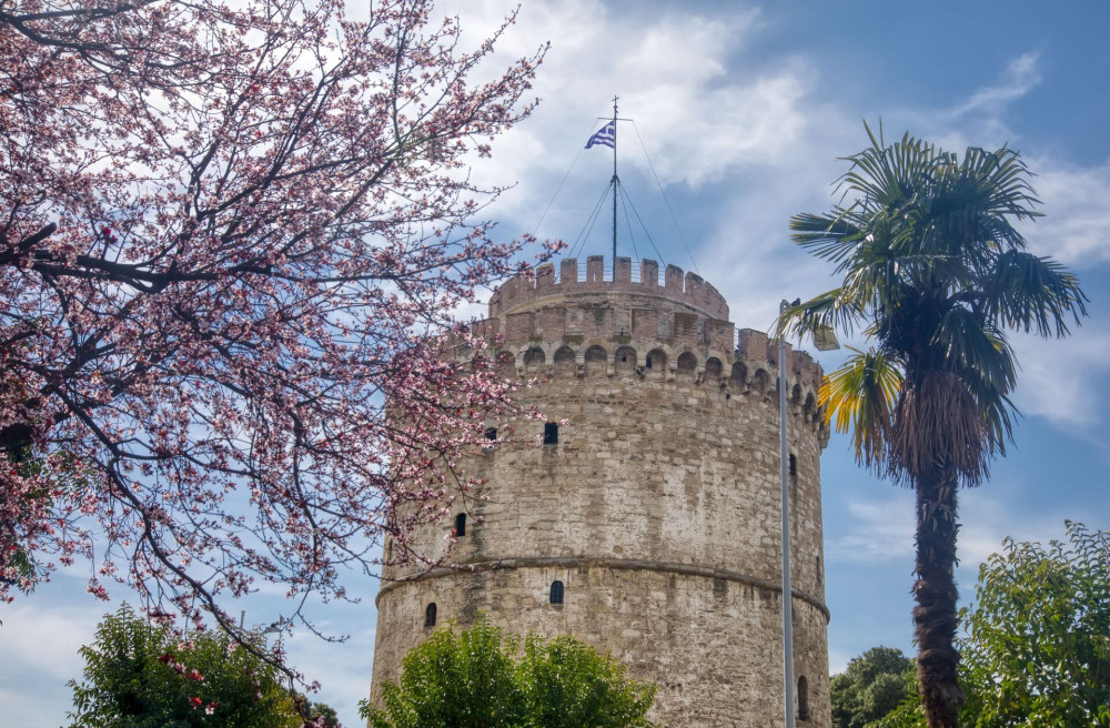Πρόστιμο 3.000 ευρώ σε δημότη που πέταξε έπιπλα και στρώματα στον δρόμο