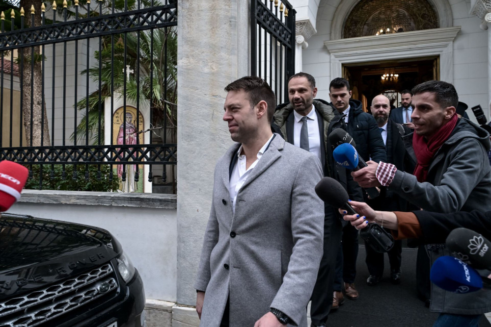 Καινούργιου για Κασσελάκη στις Σπέτσες: Ούτε εγώ δεν παίρνω τόσες βαλίτσες!