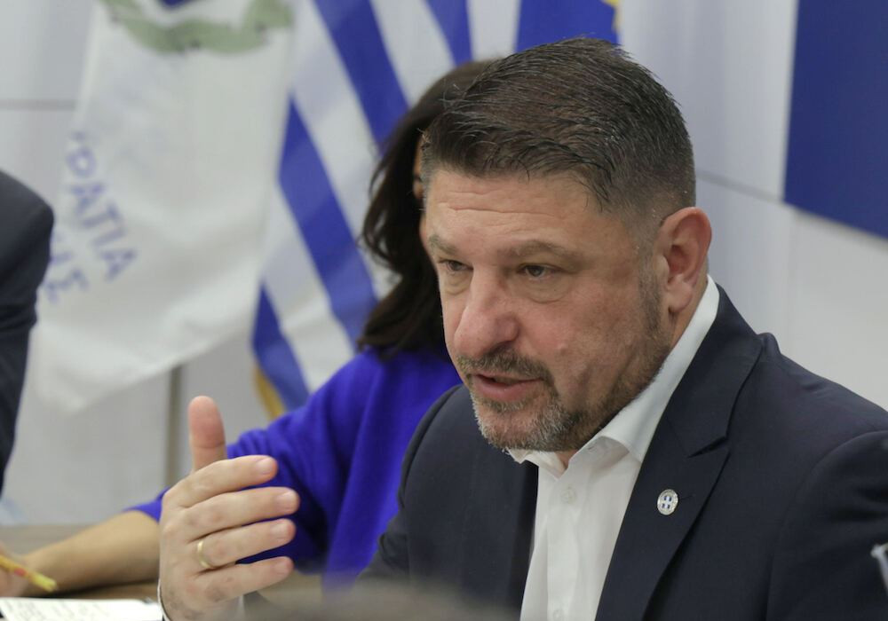 Νίκος Χαρδαλιάς: «σκουπίζει» το χάος που παρέλαβε στα σκουπίδια