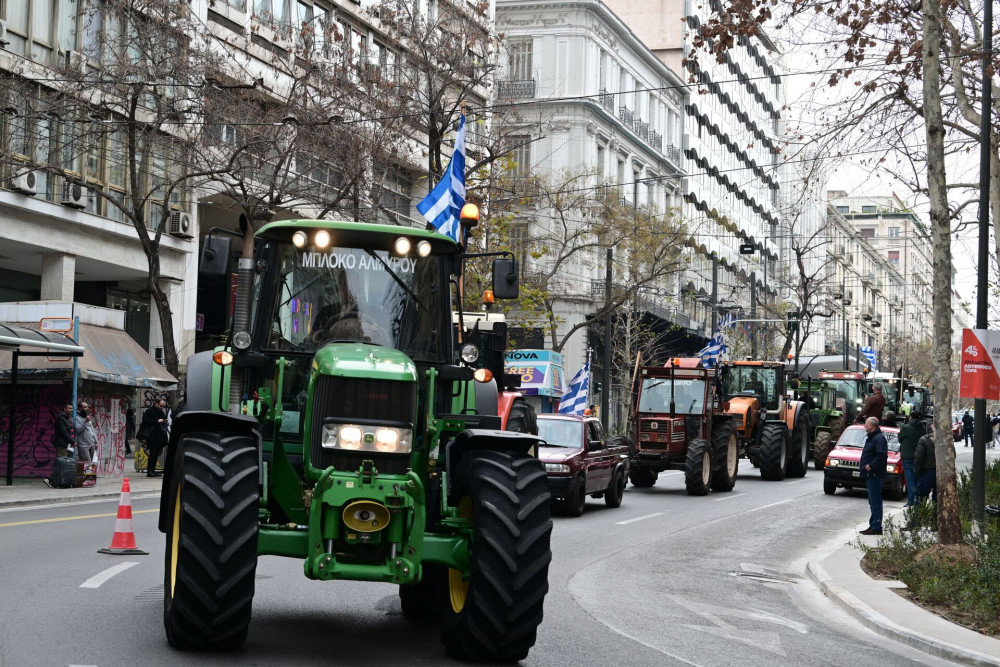 Λάρισα: στην κεντρική πλατεία  με τα τρακτέρ τους οι αγρότες