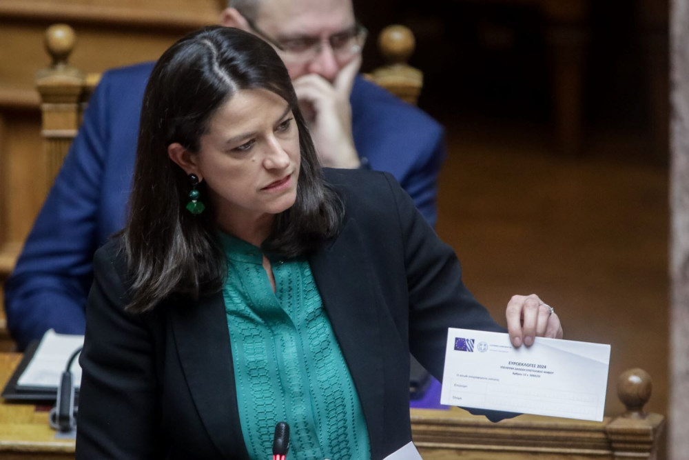 Κεραμέως: διέταξε έρευνα για τον παλαιοχριστιανό που δούλευε με τηλεργασία στον Δήμο Ερέτριας