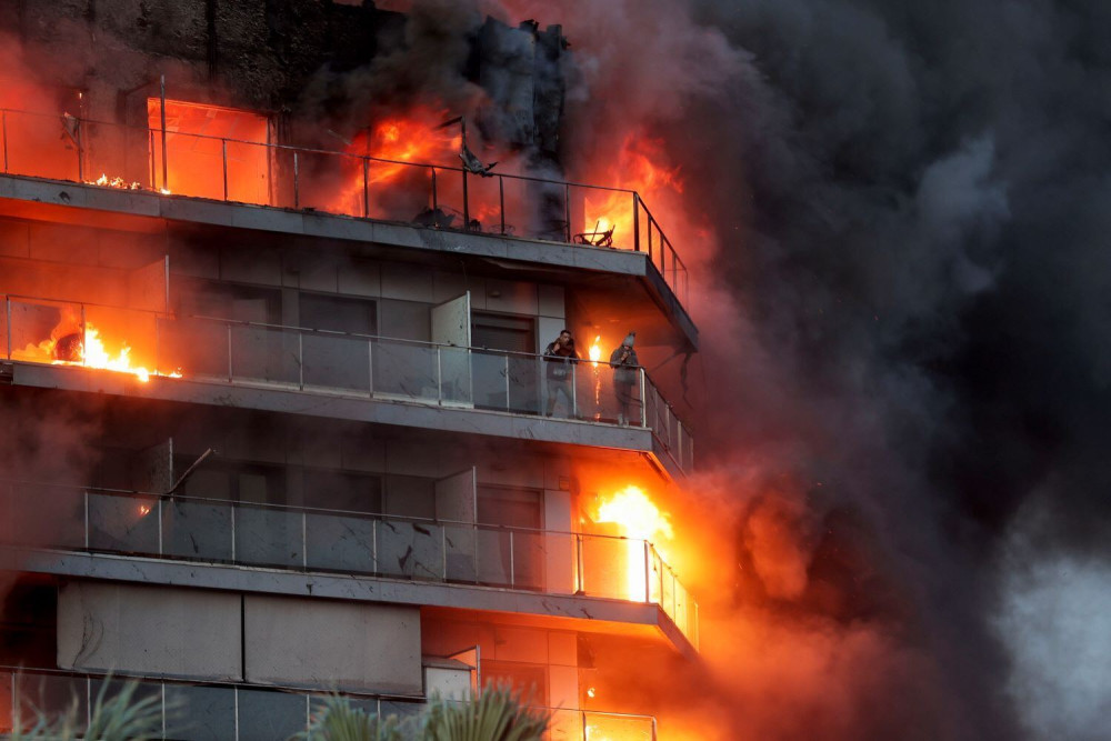 Βαλένθια: τουλάχιστον 13 τραυματίες από τη μεγάλη πυρκαγιά σε πολυκατοικία