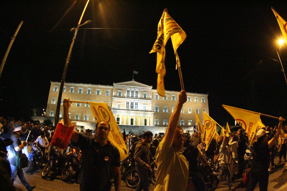 Στήνουν νέες πλατείες μέσα από τη Βουλή: τα άκρα συναντώνται με δεκανίκι το ΠΑΣΟΚ
