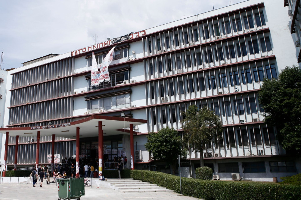 Καταδρομική επίθεση αντιεξουσιαστών στην πολυκατοικία που διαμένει ο κοσμήτορας του ΑΠΘ