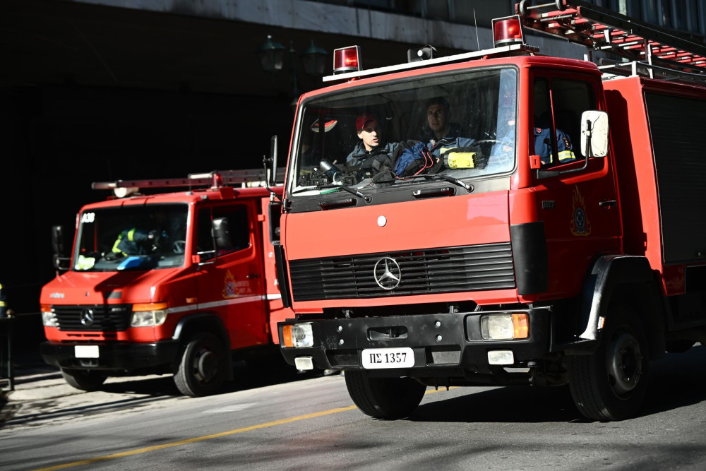 Υπό μερικό έλεγχο η φωτιά στους Κήπους Βραυρώνας