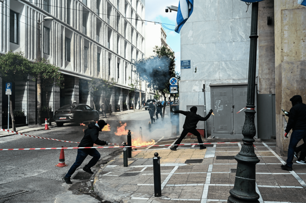 Το «κύμα» που ψάχνουν μπορεί και να τους… πνίξει