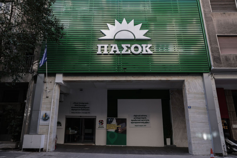 ΠΑΣΟΚ: με το όπλο παρά πόδα οι δελφίνοι, στη γωνία ο Ανδρουλάκης