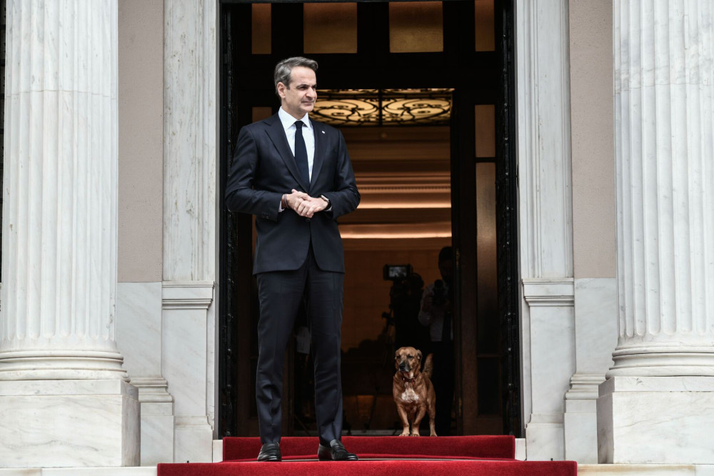 Ο Κυριάκος Μητσοτάκης ποζάρει με τον Πίνατ που φέρει... διαπίστευση για το συνέδριο της ΝΔ!