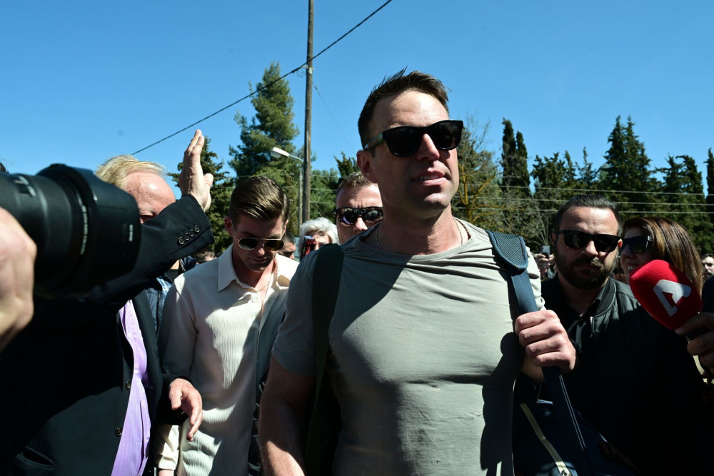 Ο Κασσελάκης κοκορεύεται για τη δεκαπενθήμερη θητεία του: Ναι, έκανα και αγγαρεία στον στρατό!