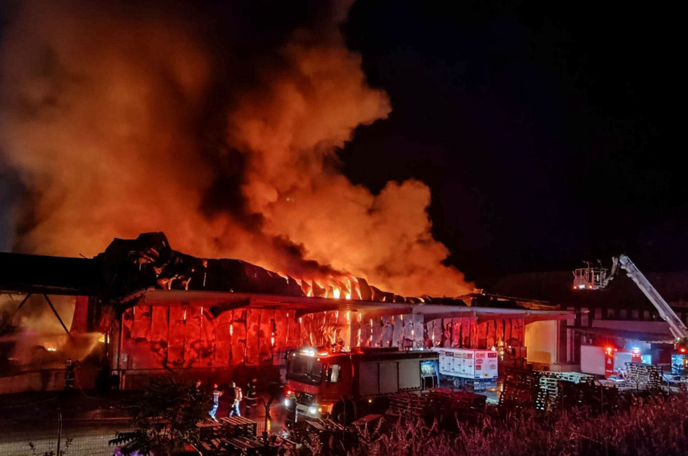 Λαμία: από πρόθεση η φωτιά στο εργοστάσιο τροφίμων