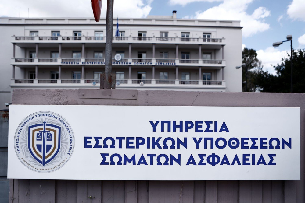 Χαλκίδα: χειροπέδες στη διευθύντρια της ΔΟΥ και σε τέσσερις υπαλλήλους - εκβίαζαν επιχειρηματίες