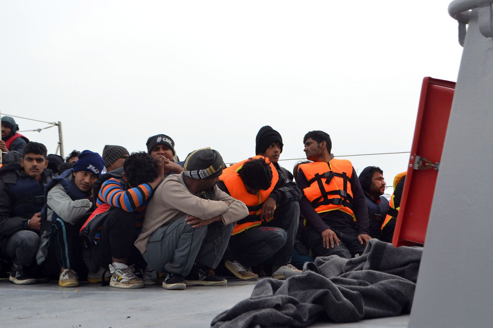 Γάλλοι αστυνομικοί τρύπησαν με μαχαίρι βάρκα με μετανάστες (video)