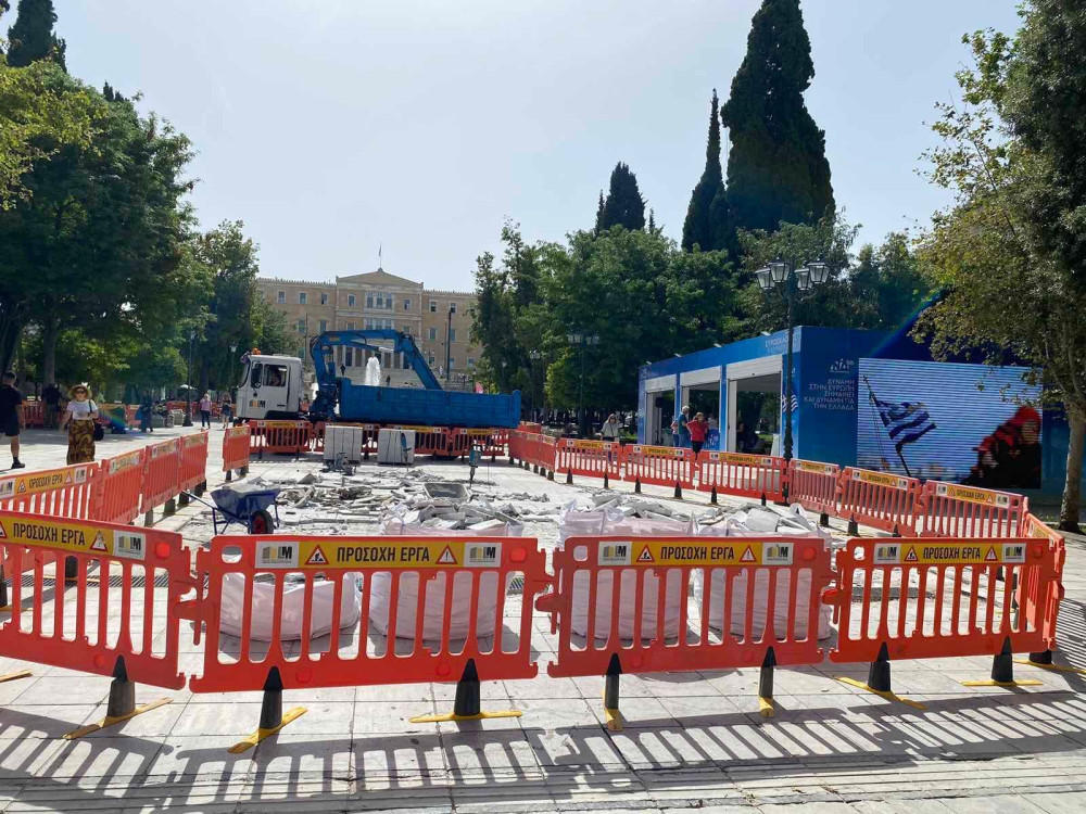 Αθλιότητα Δούκα: έκανε «εργοτάξιο» την πλατεία Συντάγματος μπροστά από το περίπτερο της ΝΔ