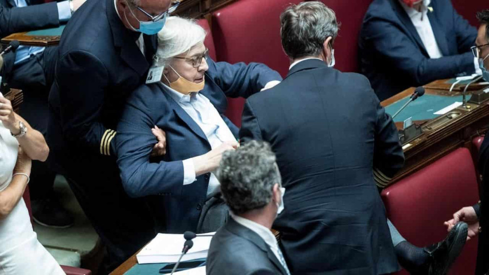 Ιταλία: Σεξιστικό αμόκ από βουλευτή – Τον έβγαλαν από τη Βουλή… «σηκωτό» (vid)