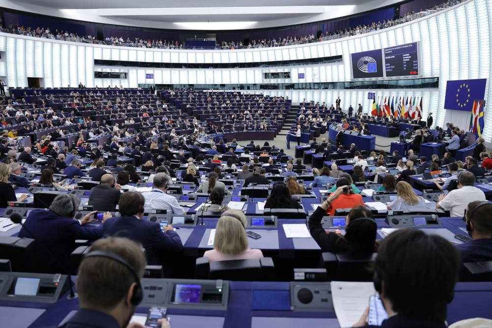 Ευρωβουλή: αποβλήθηκε από την αίθουσα Ρουμάνα αντιεμβολιάστρια - «Σκοτώσατε ανθρώπους!», φώναζε