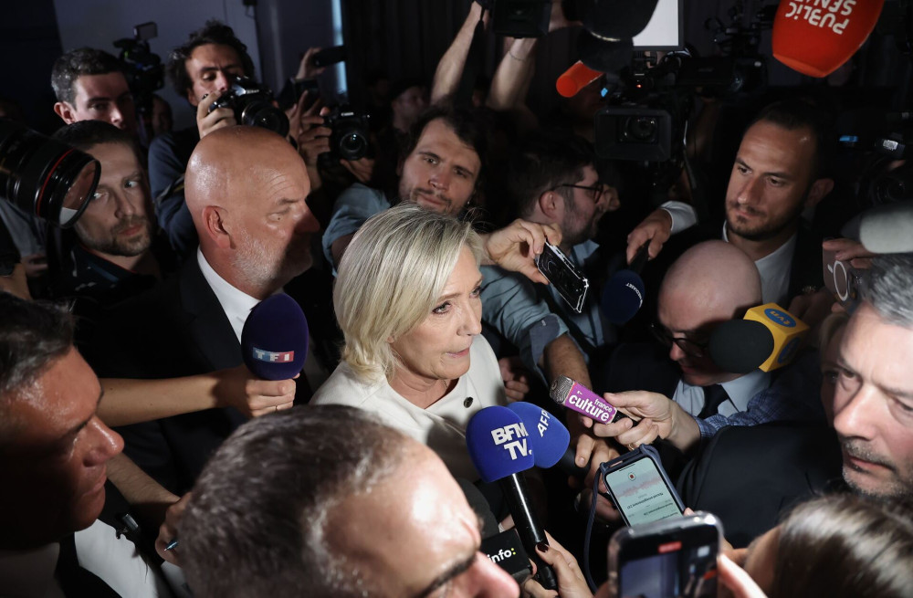 Reuters: Η κρίση Μακρόν στρώνει τον δρόμο στη Λεπέν (video)