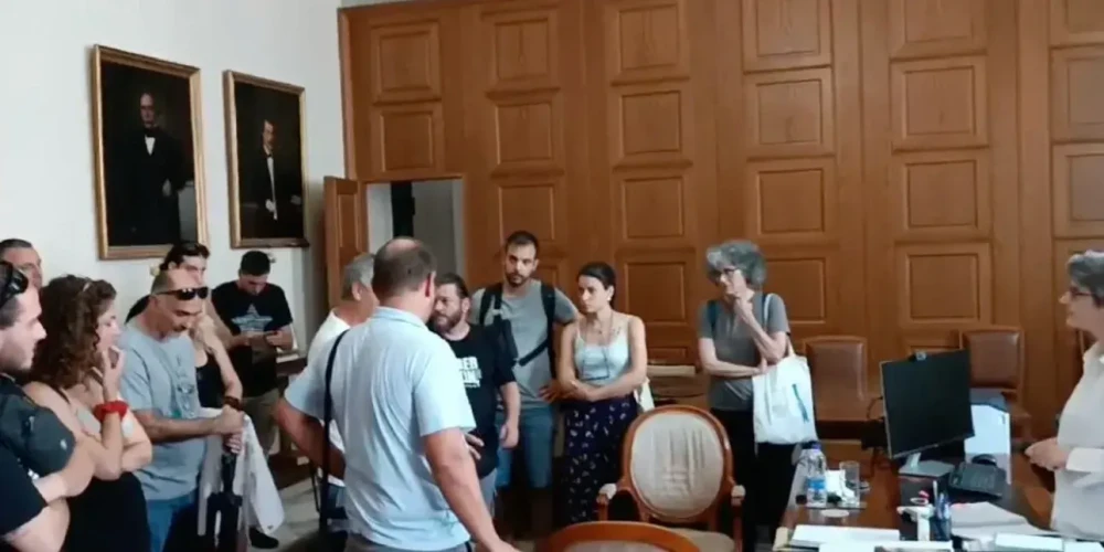 Αντιπρύτανης ΕΚΠΑ σε συνδικαλιστές: «Περάστε έξω απ' το γραφείο μου, ρε»
