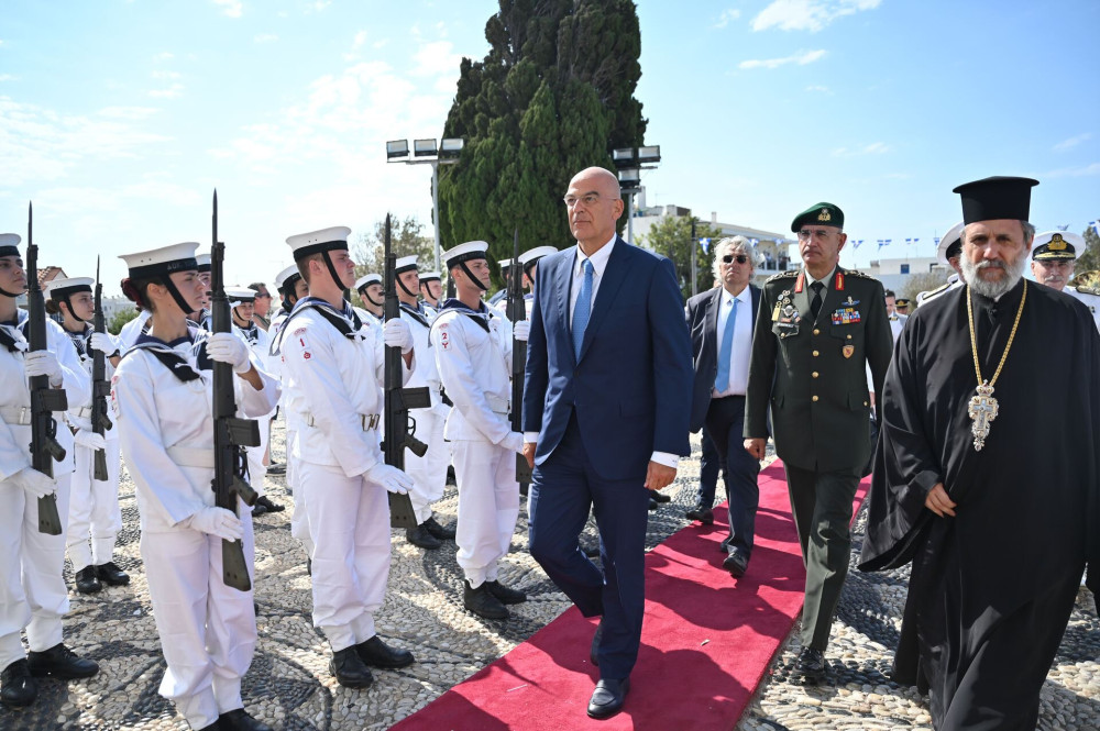 Νίκος Δένδιας: στη φρεγάτα «Ψαρά» για χριστουγεννιάτικες ευχές