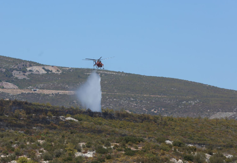 Φωτιά στα Τρίκαλα: σηκώθηκαν 2 ελικόπτερα