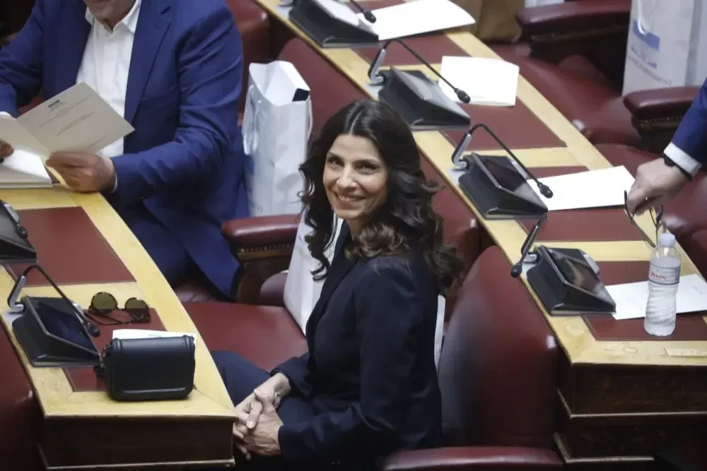 Με τις ευλογίες Τσίπρα, η Τσαπανίδου παίρνει την έδρα και ανοίγει πολιτικό γραφείo - Εκνευρισμένος ο Κασσελάκης