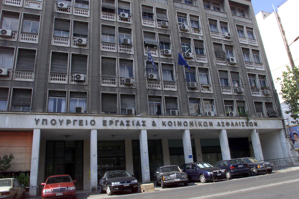 Το ΠΑΣΟΚ επικρίνει τις μεταρρυθμίσεις που οδήγησαν στα ιστορικά ρεκόρ στην απασχόληση